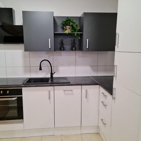 Apartman Vinyl - Self Chek-In Osijek Buitenkant foto