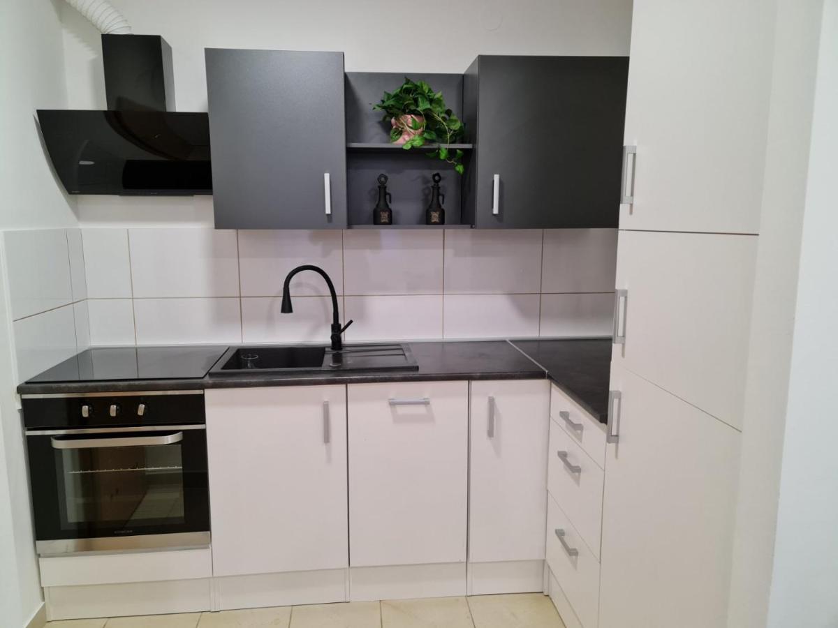 Apartman Vinyl - Self Chek-In Osijek Buitenkant foto