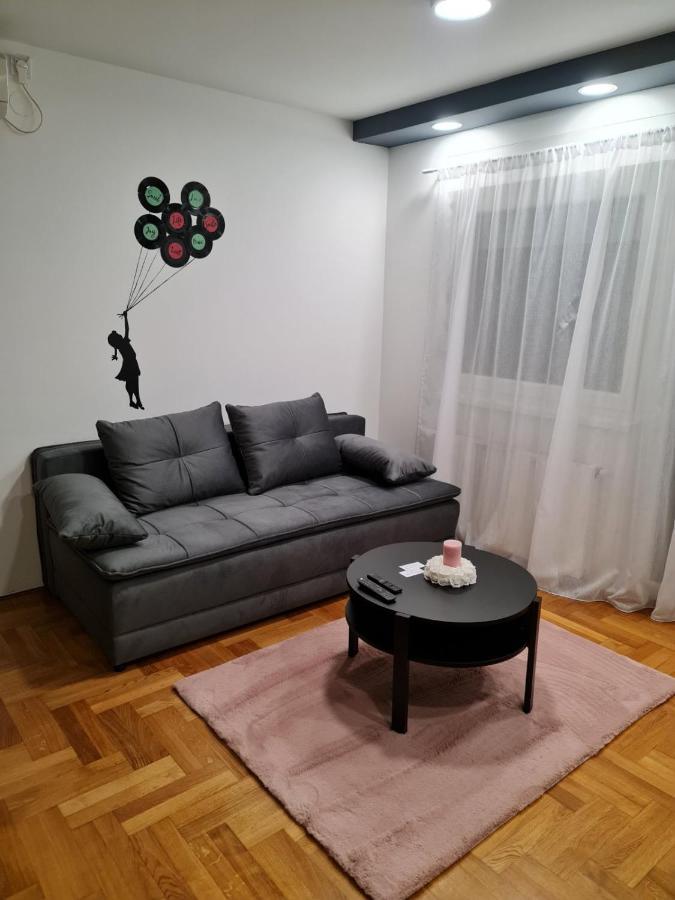 Apartman Vinyl - Self Chek-In Osijek Buitenkant foto