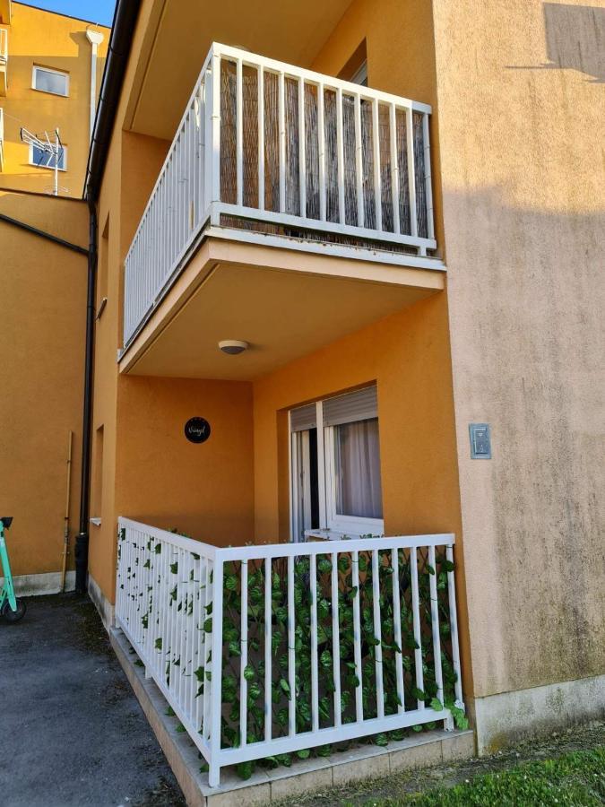 Apartman Vinyl - Self Chek-In Osijek Buitenkant foto